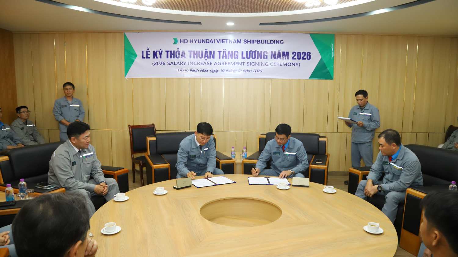 Dai dien Cong doan va Ban Giam doc Cong ty TNHH Dong tau HD Hyundai Viet Nam ky thoa thuan tang luong, thuong nam 2026. Anh: Ha Ngan