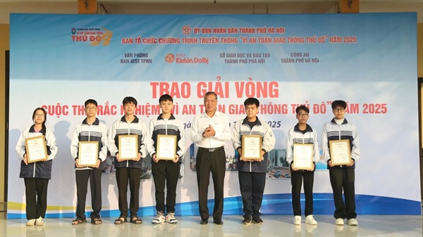 Ban tổ chưc Chương trình "Vì An toàn giao thông Thủ đô" năm 2025 trao giải vòng cho các thí sinh THPT đạt giải. Ảnh: Phạm Công