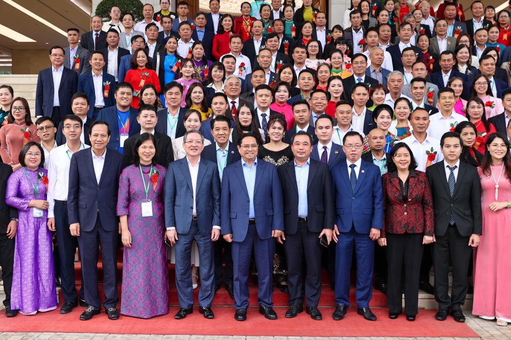 Thu tuong Chinh phu Pham Minh Chinh chup anh luu niem cung cac dai bieu. Anh: VGP