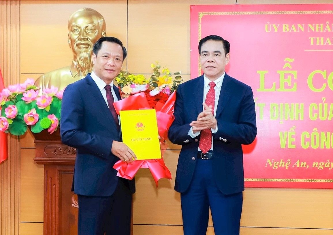 ゲアン省人民委員会のヴォ・チョン・ハイ委員長はこの決定を授与し、祝花を贈り、ゲアン省の新しい首席監察官ヴ・トゥアン・ズン氏（左）に任務を割り当てた。写真: ゴック・アン