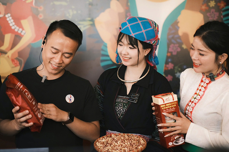 ioi thieu nhieu san pham OCOP dac trung cua tinh.