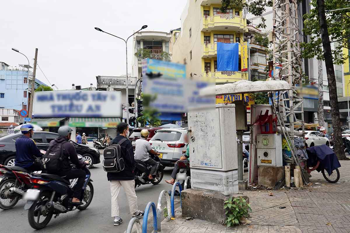 Many obstacles on the sidewalk in the center of Ho Chi Minh City, pedestrians have to walk on the road. Photo: Nhu Quynh