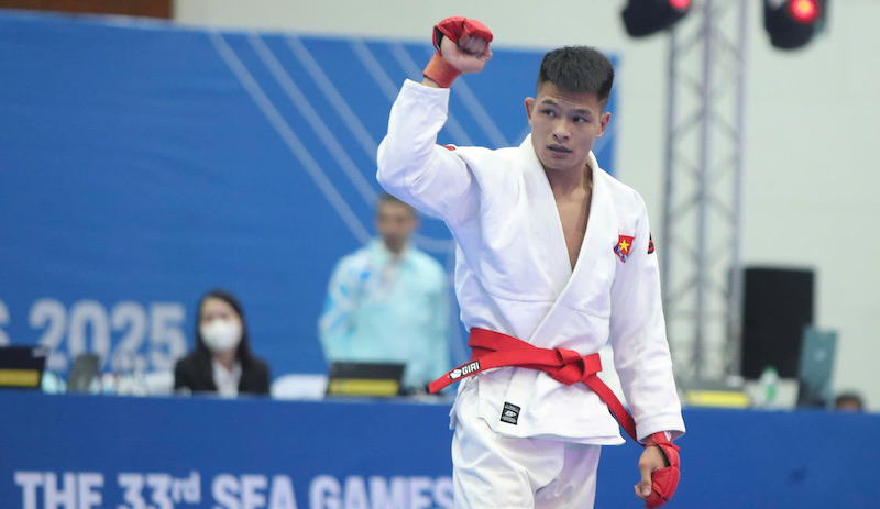 SEA Games 33の初日の競技でベトナムにメダルを上げる武道。写真:ミン・アイン