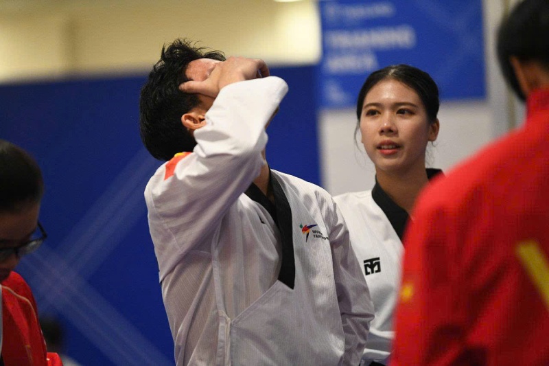 ベトナムのテコンドー選手が泣き崩れる。写真:スアン・チャン