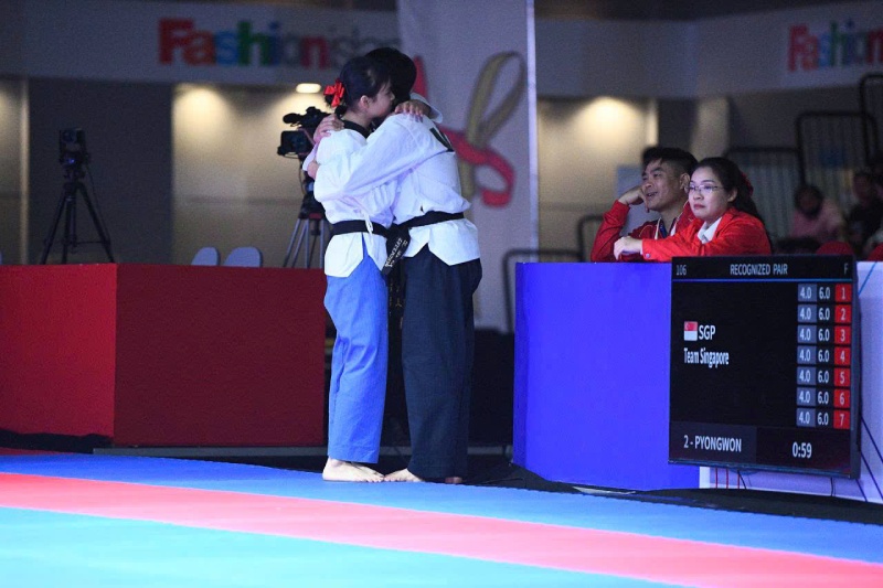 Hai van dong vien taekwondo Viet Nam tiec nuoi sau khi trong tai cham diem tai SEA Games 33. Anh: Xuan Trang