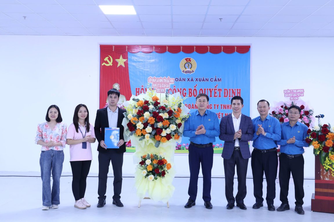 Leaders presented the decision and presented flowers to the Executive Committee of the Company's Trade Union Photo: Quyet Chien