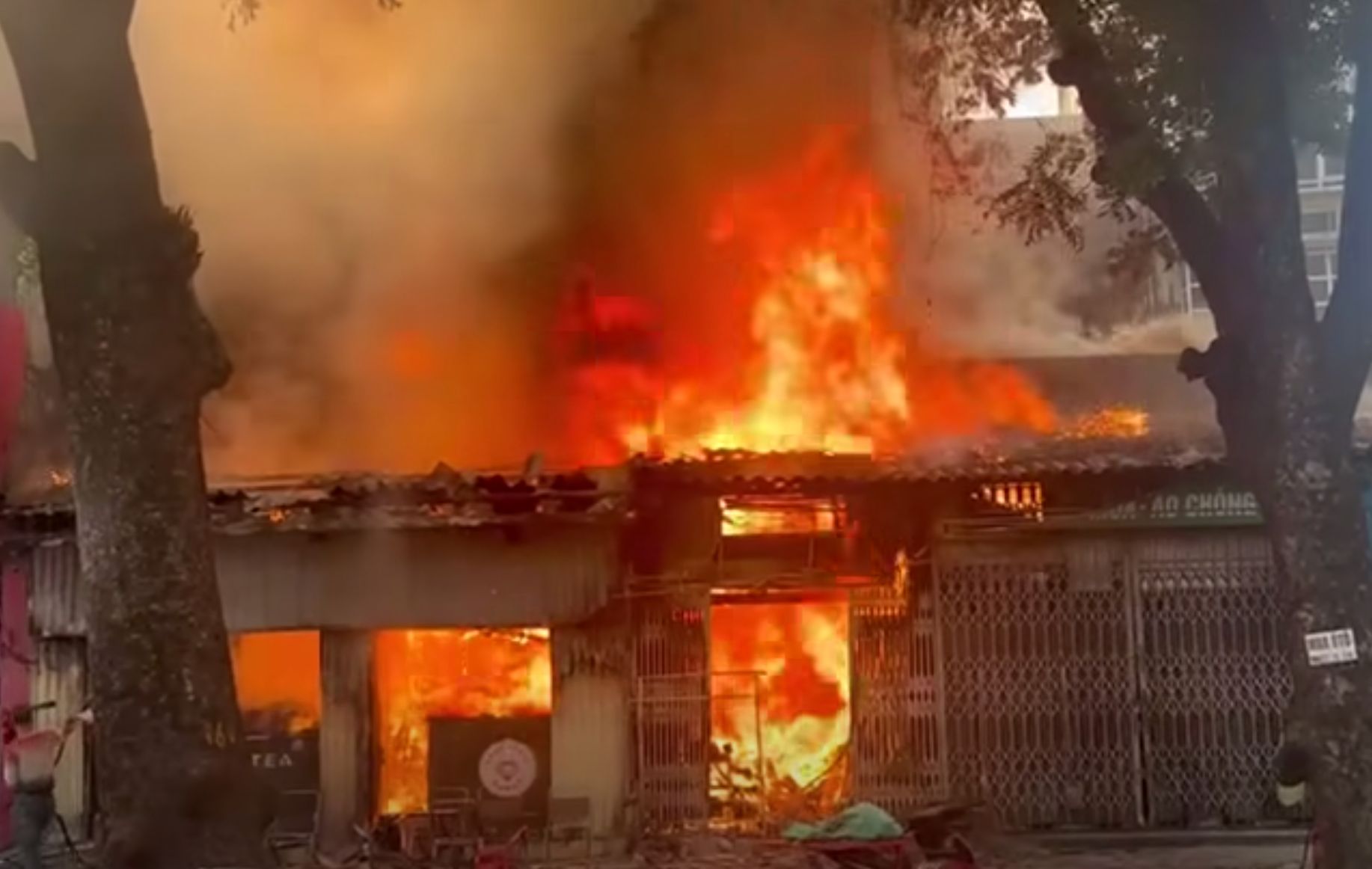 Scene of a major fire on Lo Duc Street, Hanoi City. Photo: Van Tung