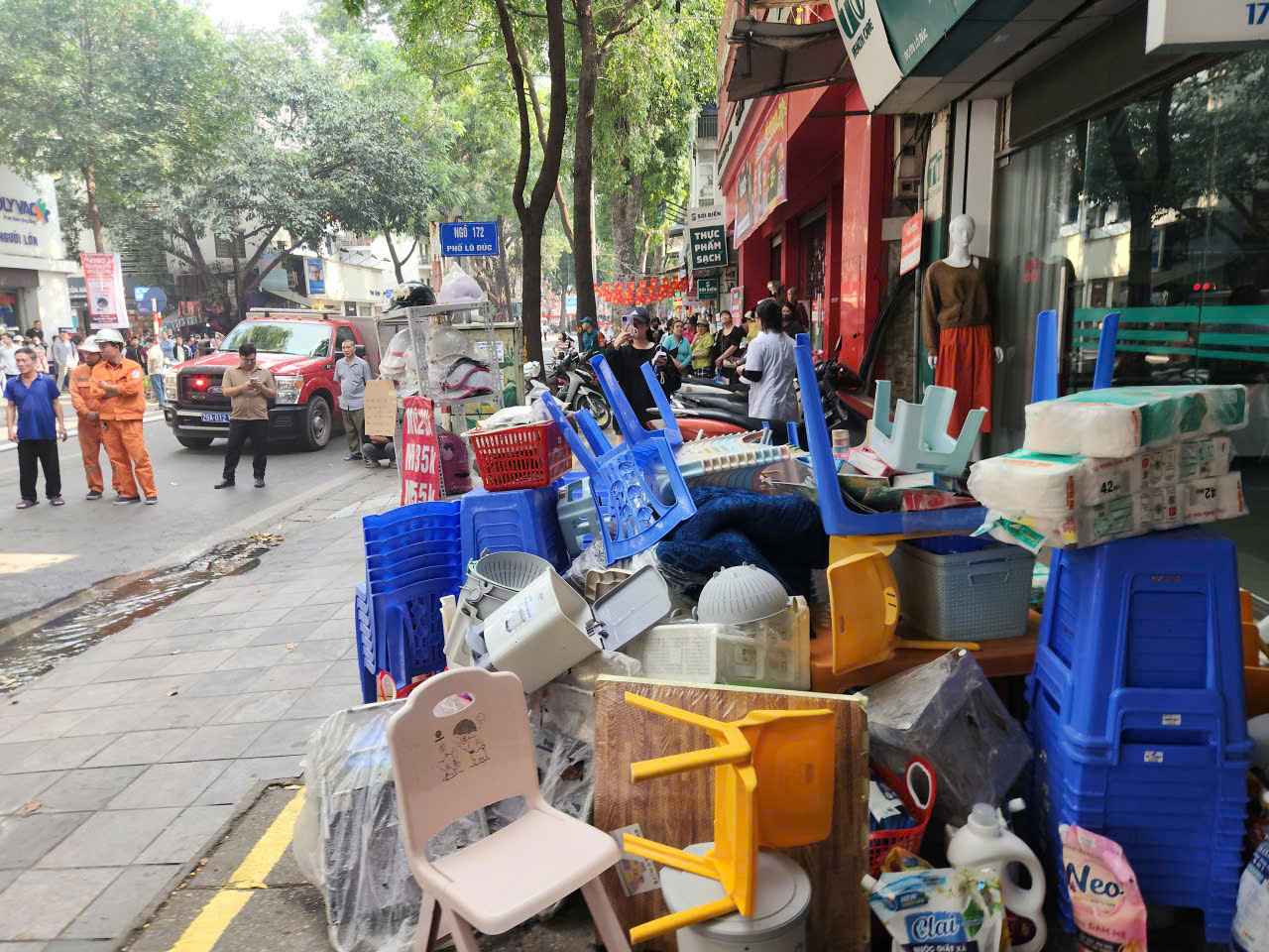 Nguoi dan dua do dac ra ngoai. Anh: Dang Tien