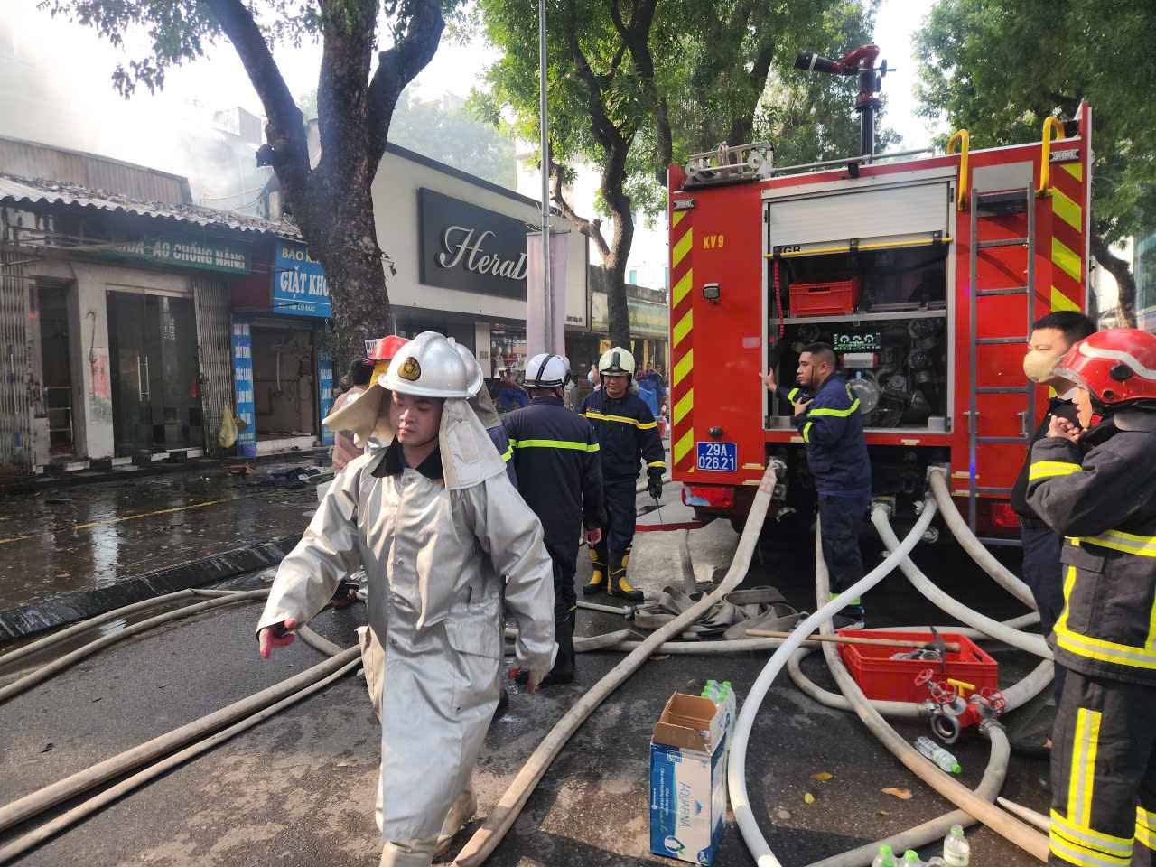 Nhan duoc tin bao, luc luong Canh sat PCCC da nhanh chong dieu 4 xe chua chay cung can bo, chien si den hien truong trien khai cac bien phap dap lua. Anh: Dang Tien