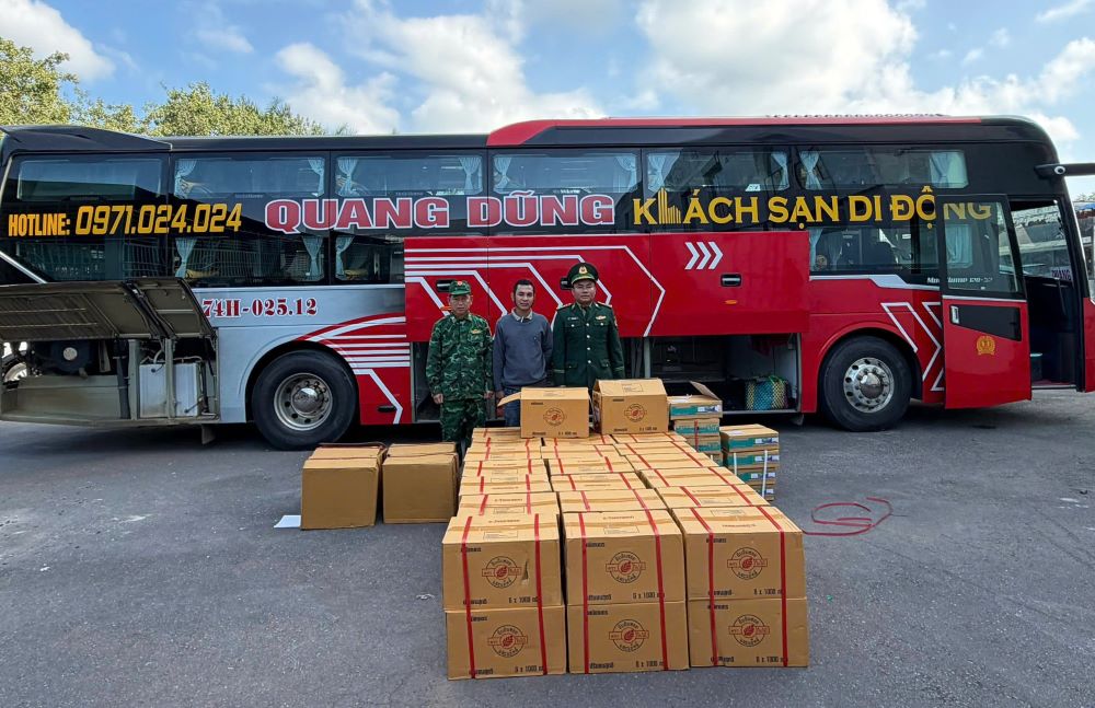 Số hàng buôn lậu là thuốc bảo vệ thực vật được phát hiện trên xe khách. Ảnh: Biên phòng Quảng Trị