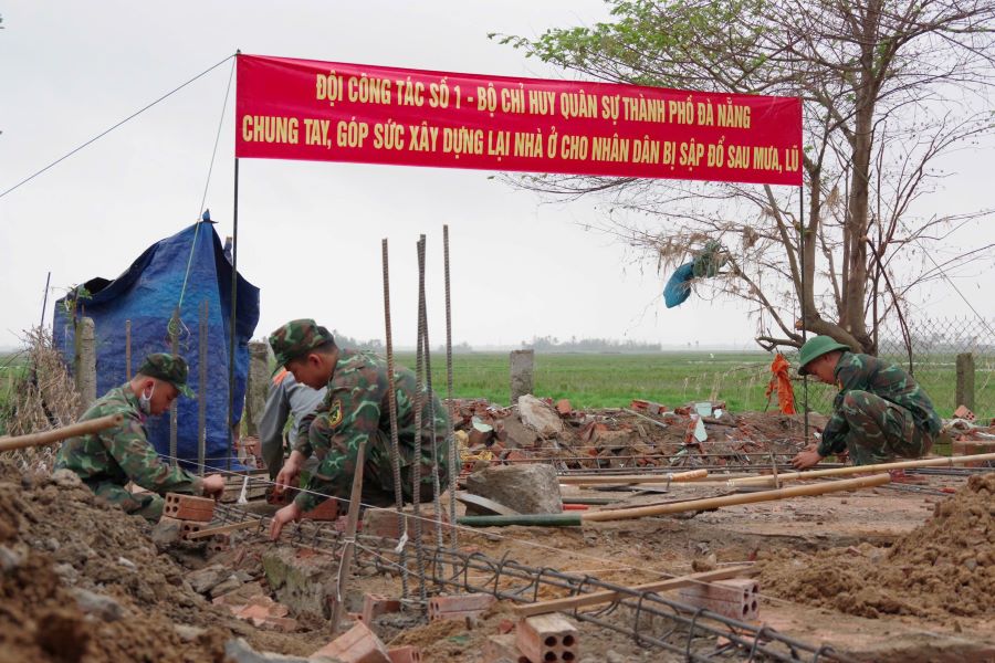 500 quan nhan dung nha than toc cho dan Da Nang truoc Tet. Anh: Khai Dang