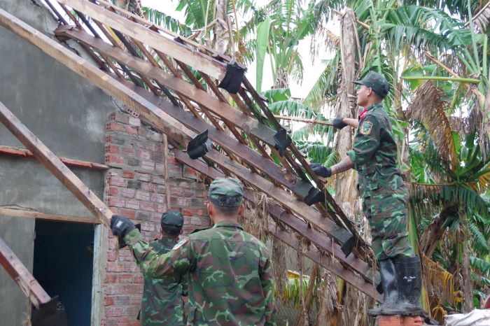 Huy dong gan 500 can bo, chien si va dan quan thuong truc, to chuc thanh cac to mui co dong, doi tho dung nha, phan cong nhiem vu ro rang, trien khai theo huong “lam den dau dut diem den do”. Anh: Khai Dang
