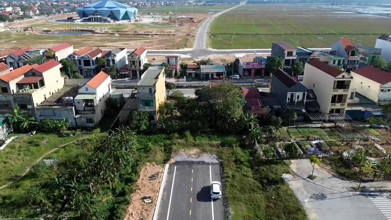 The reason why the hundred-billion-dong road project in Quang Tri is behind schedule. Photo: Cong Sang