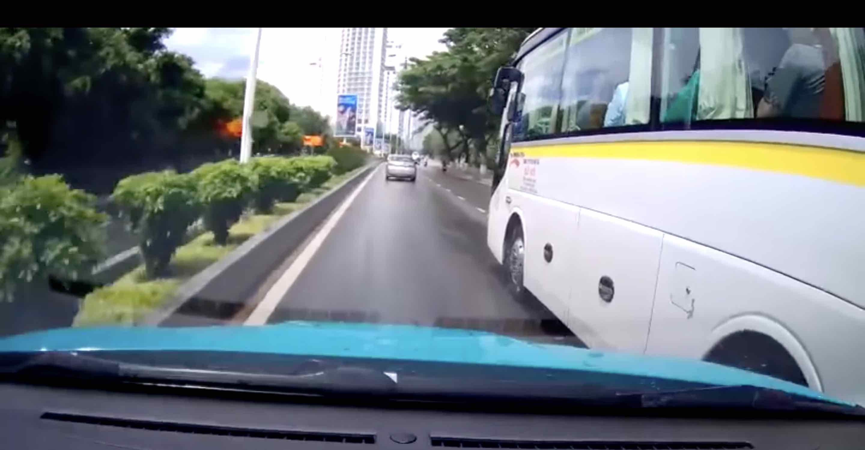 Xe khách vượt ẩu ở đường bờ biển Nha Trang vừa bị lực lượng CSGT xử phạt. Ảnh: Phòng CSGT