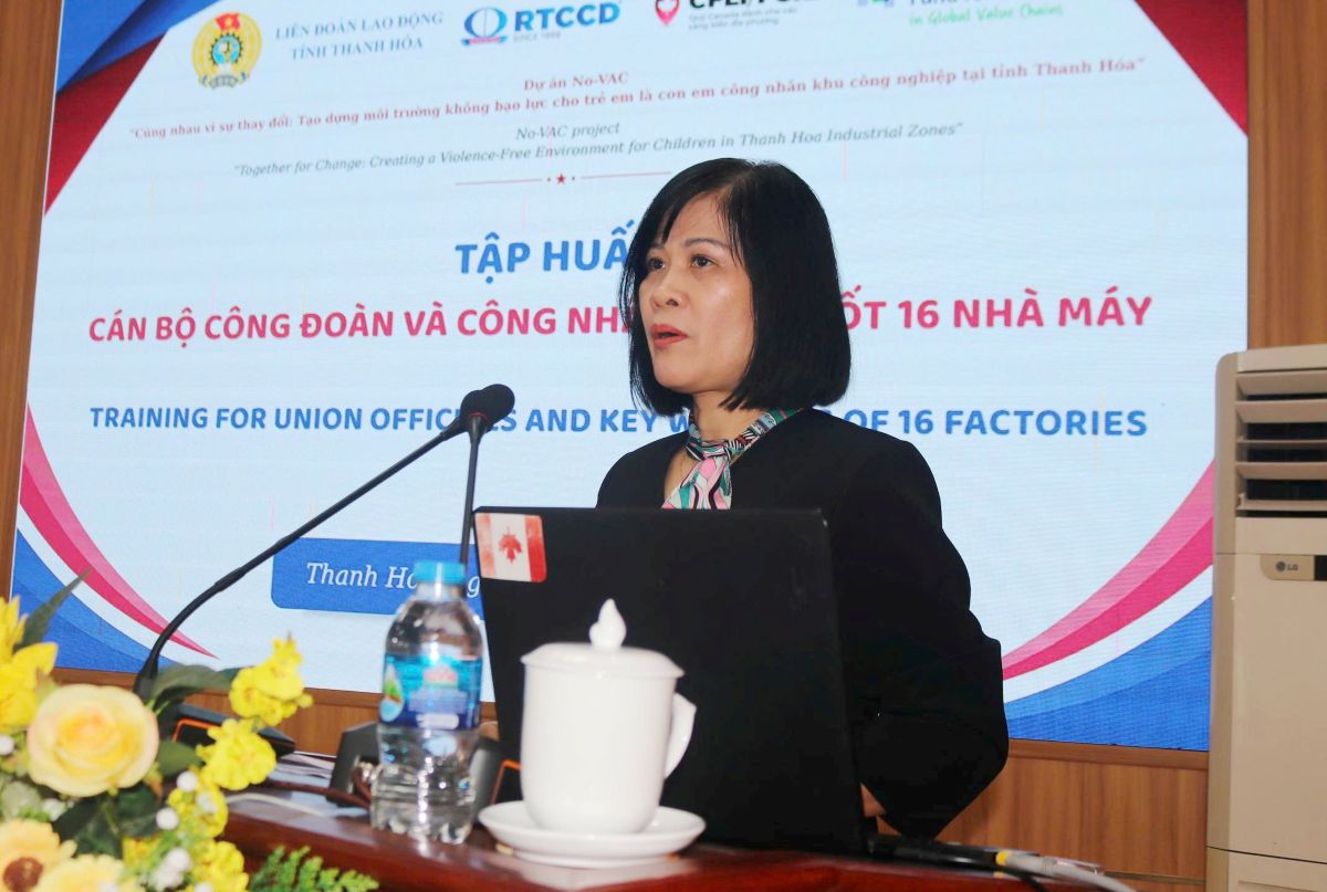 Ba Do Hong Van – Pho Truong ban Quan he Lao dong – Tong LDLD Viet Nam phat bieu tai buoi tap huan. Anh: QUACH DU