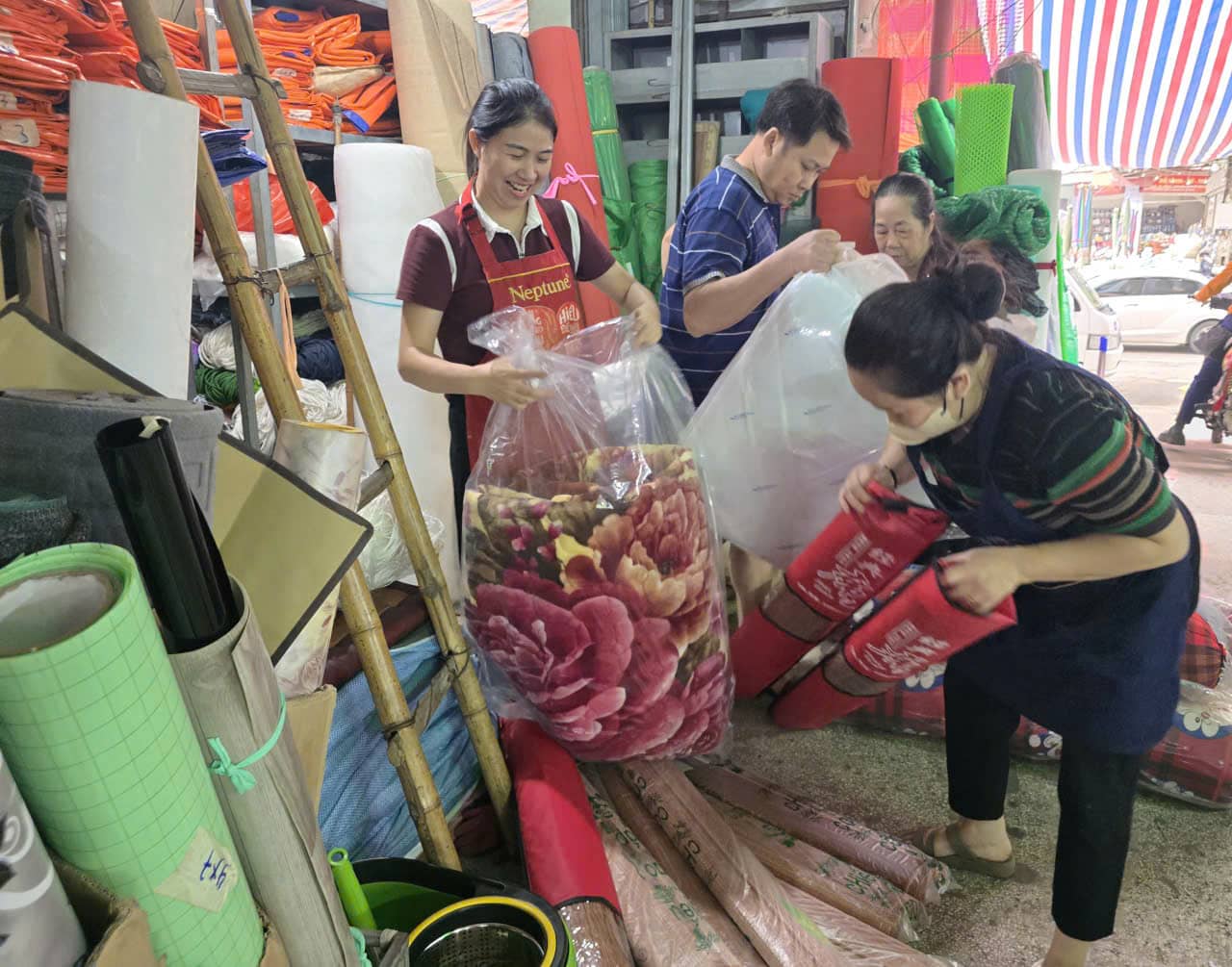 Sang ngay 10.12, nhung tieu thuong con lai o cho Rong Ninh Binh dang gap rut chuyen hang hoa den dia diem kinh doanh moi. Anh: Nguyen Truong