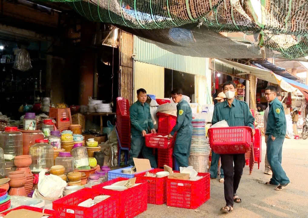 Luc luong chuc nang ho tro cac tieu thuong di chuyen tai san den dia diem kinh doanh moi. Anh: Nguyen Truong