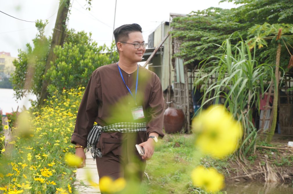 Truoc khi buoc chan vao nganh du lich, Tan da lam nhieu nganh nghe nhu: cong nhan gia cong giay, chay ban o quan an,...Anh: Ta Quang