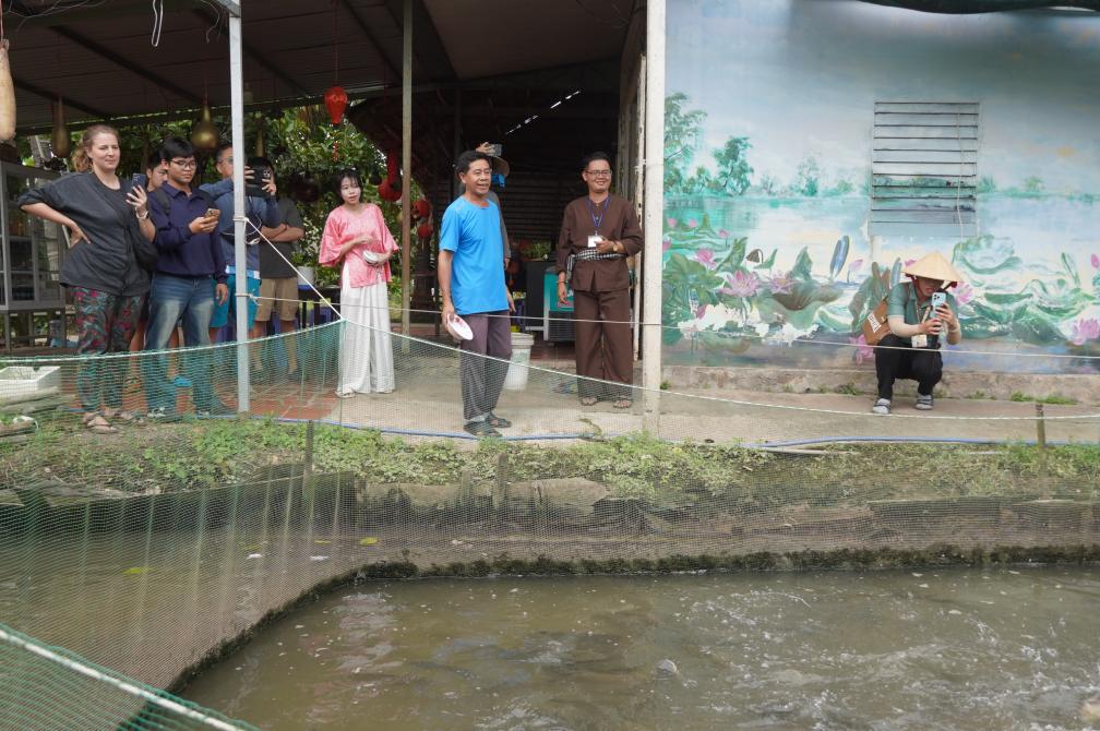 Tan (ao nau) dan du khach tham quan trai nghiem cho ca loc an. Anh: Ta Quang