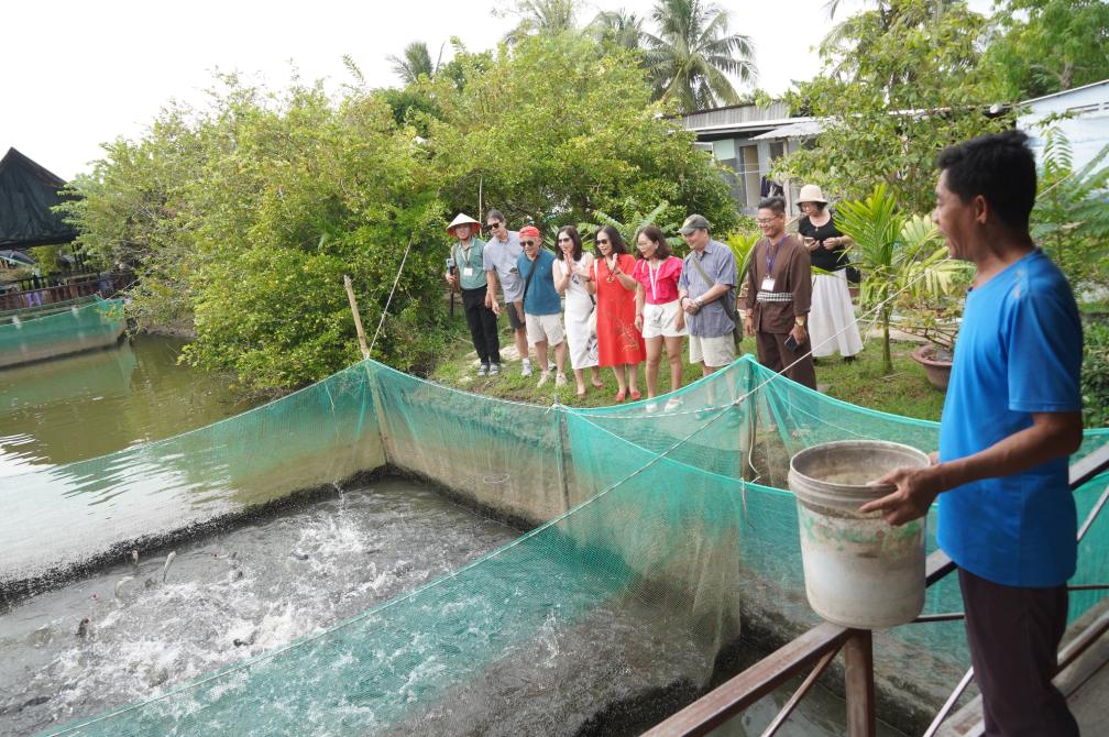 Ong Le Trung Tin (ao xanh) - chu vuon du lich ca loc bay Tin Hoa. Anh: Ta Quang