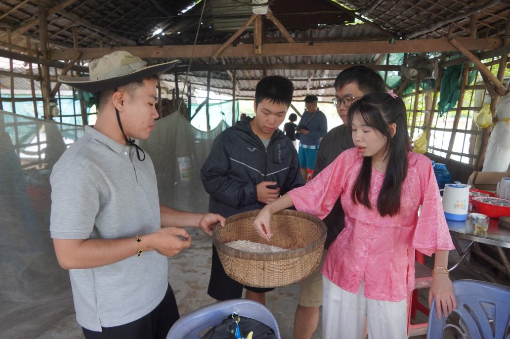 Chi Tran Thuy Thuy Duong thuong thuc mon com no. Anh: Ta Quang