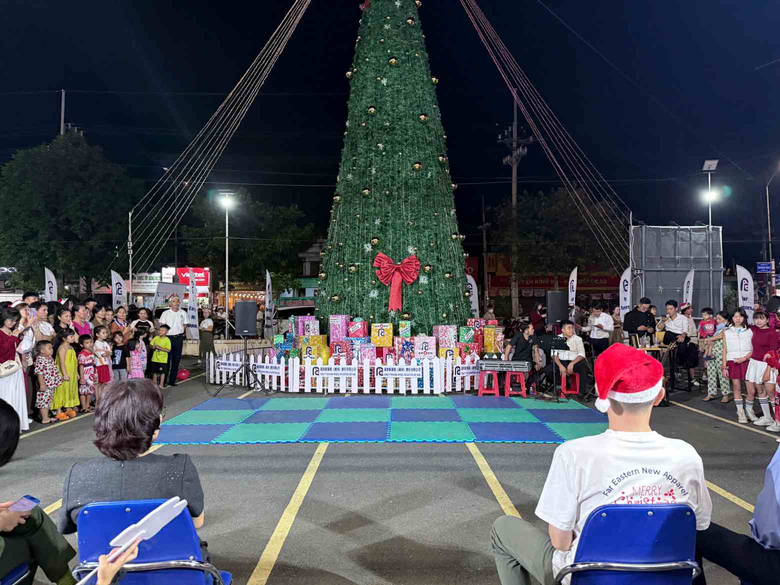 The company and the Trade Union will build a 14-meter-high pine tree to celebrate Christmas with workers. Photo: Provided by the Trade Union
