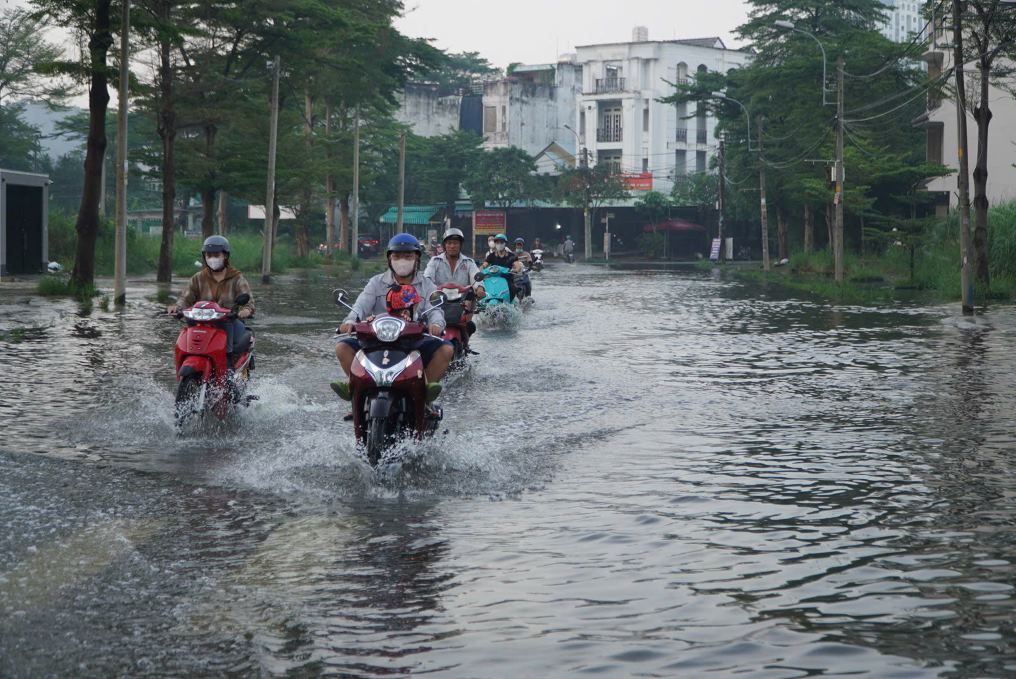 The Southern region has rain and high tides. Photo: Nguyen Chan