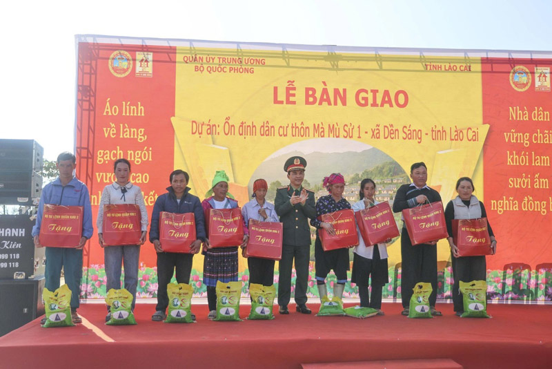 Lanh dao Quan khu 2 da tang qua cac ho dan co hoan canh kho khan tai khu tai dinh cu. Anh: Manh Dung