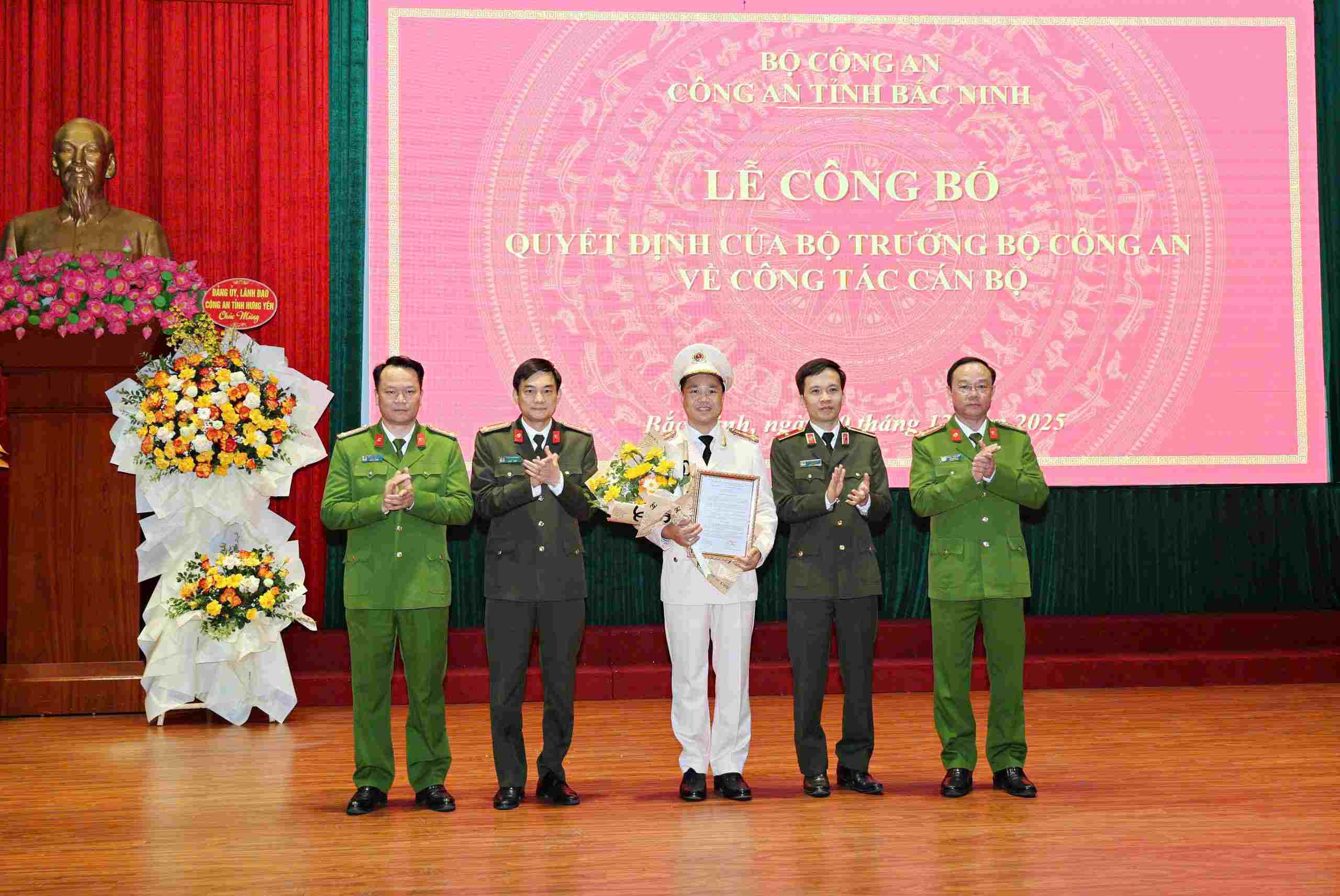 The leaders of the Provincial Police congratulated Colonel Nguyen Quoc Vuong. Photo: Bac Ninh Provincial Police