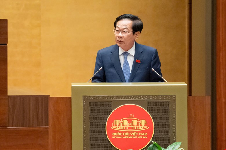 Minister of Home Affairs Do Thanh Binh reported on the acceptance, explanation, and revision of the amended Law on Civil Servants before the National Assembly voted. Photo: Quochoi.vn