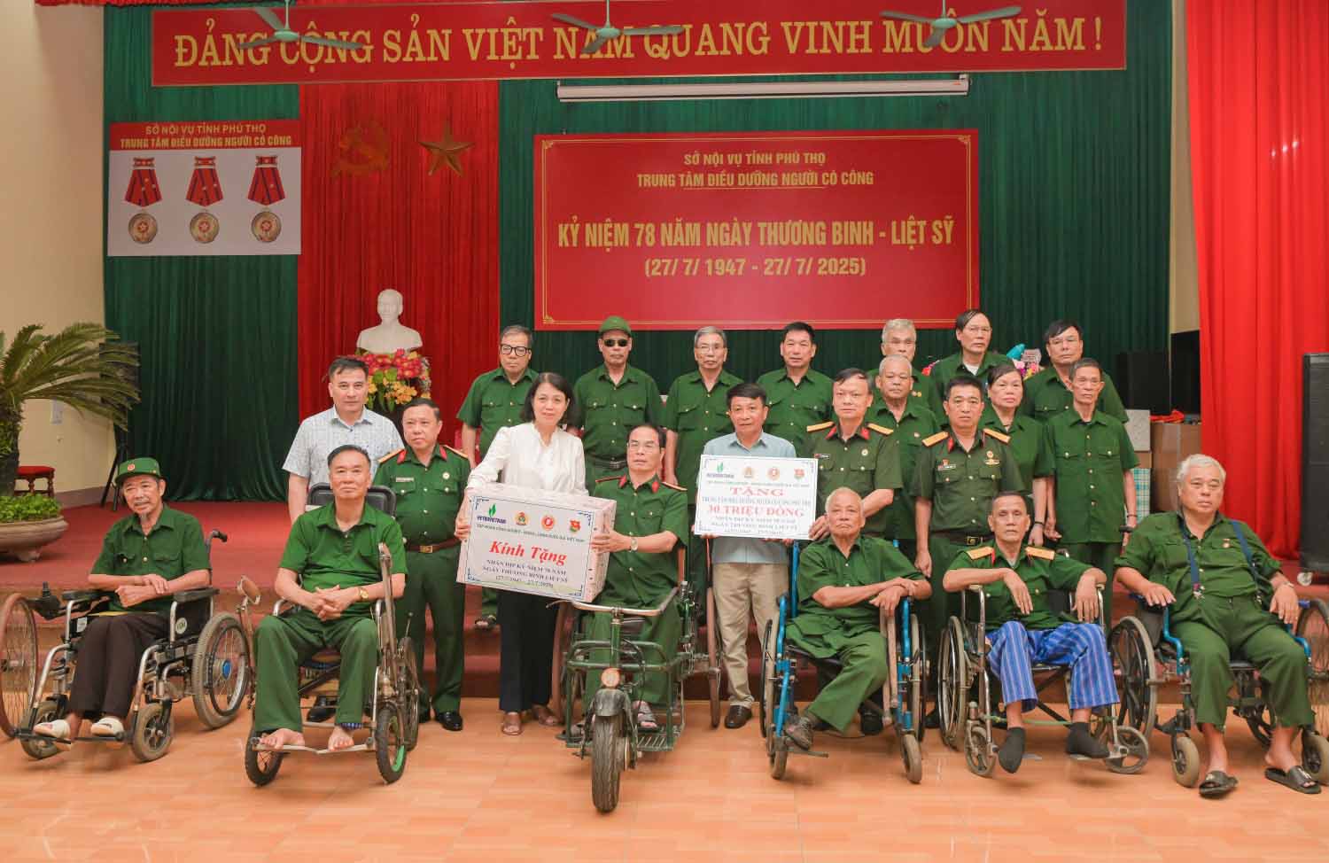 La Asociacion de Trabajadores de Petrovietnam visita y entrega regalos a los heridos y enfermos en Phu Tho. Foto: Minh Duc.
