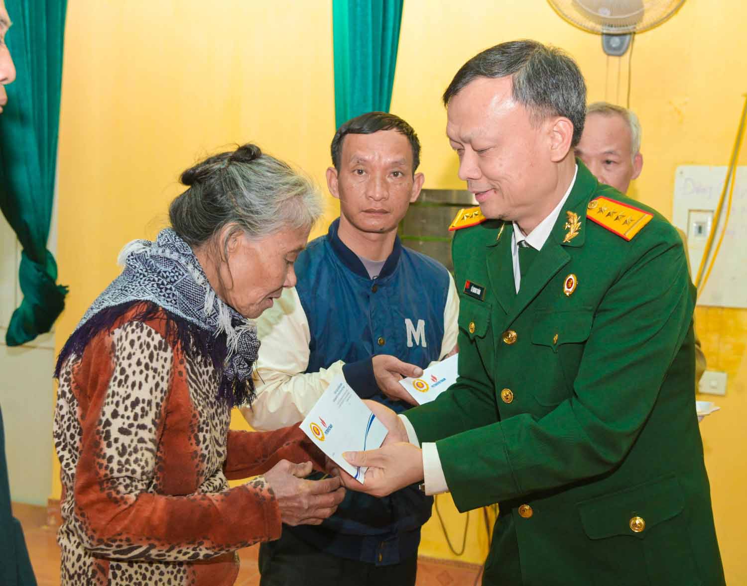 Hoi CCB Petrovietnam lan toa nghia tinh, trach nghiem trong hoat dong an sinh xa hoi. Anh: Minh Duc.