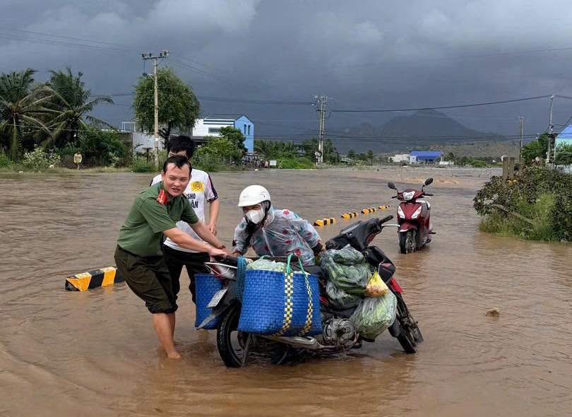 Luc luong cong an ho tro nguoi dan xa Vinh Hai di doi trong lu. Anh: Cong an xa Vinh Hai