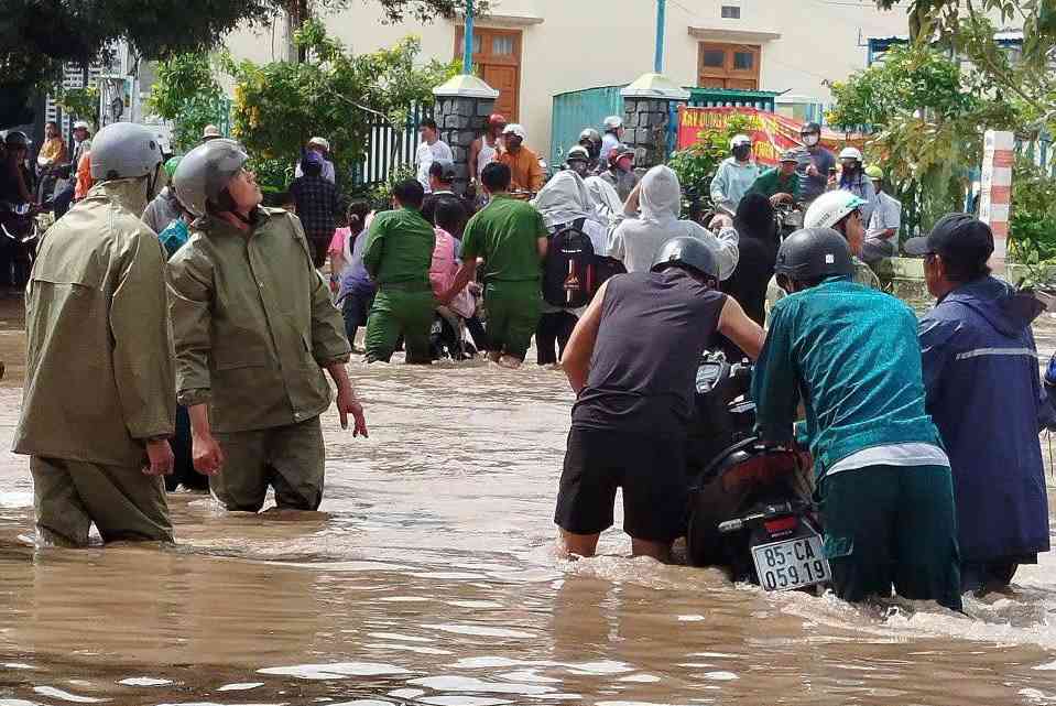 Las fuertes lluvias de esta mañana (10 de diciembre) han provocado inundaciones localizadas en muchas areas del sur de la provincia de Khanh Hoa. Foto: Policia de la comuna de Vinh Hai