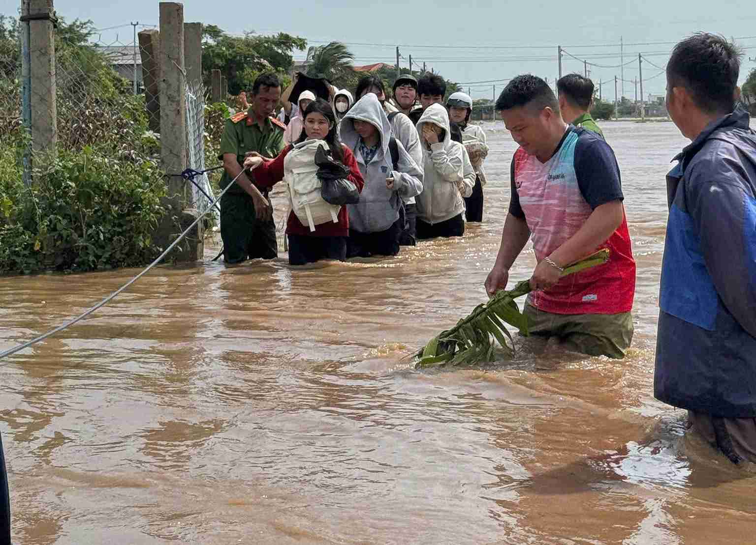 Mot so khu vuc o khu vuc phia Nam tinh Khanh Hoa bi ngap, luc luong chuc nang phai ho tro nguoi dan so tan. Anh: Cong an xa Vinh Hai