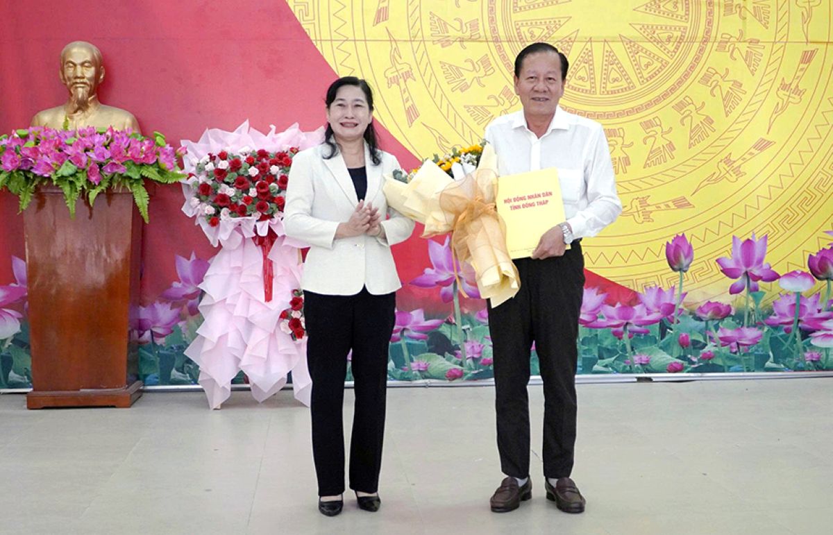 Pho Bi thu Tinh uy, Chu tich HDND tinh Dong Thap Chau Thi My Phuong trao quyet dinh dieu dong, chi dinh ong Phan Van Hop giu chuc Bi thu Dang uy phuong Hong Ngu. Anh: Cong thong tin dien tu tinh Dong Thap