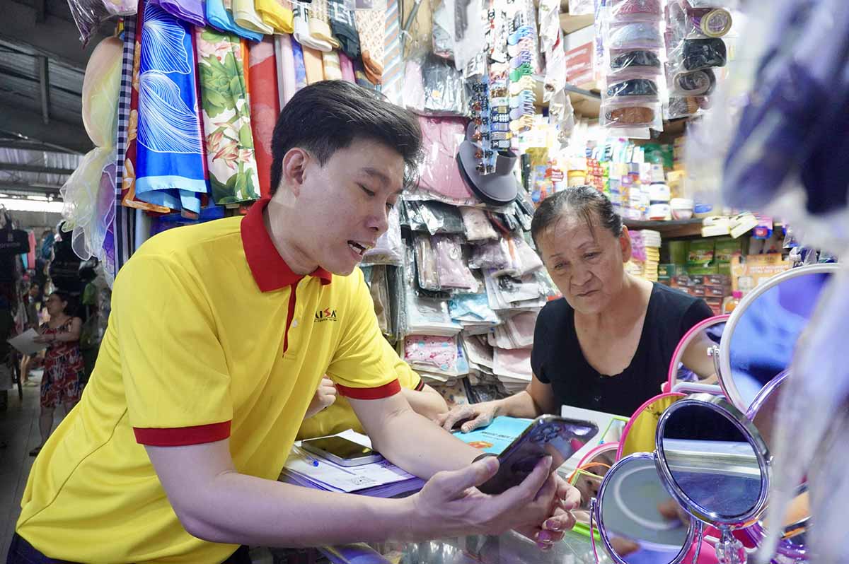 Tiểu thương TPHCM quen dần với cách kê khai thuế mới.