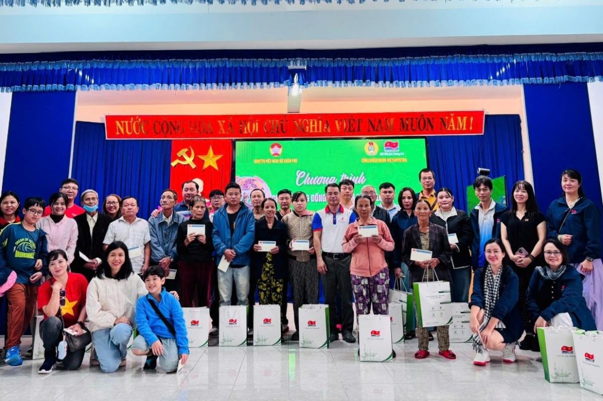 Providing support to 70 families facing difficulties due to floods in the Central region. Photo: Trade Union