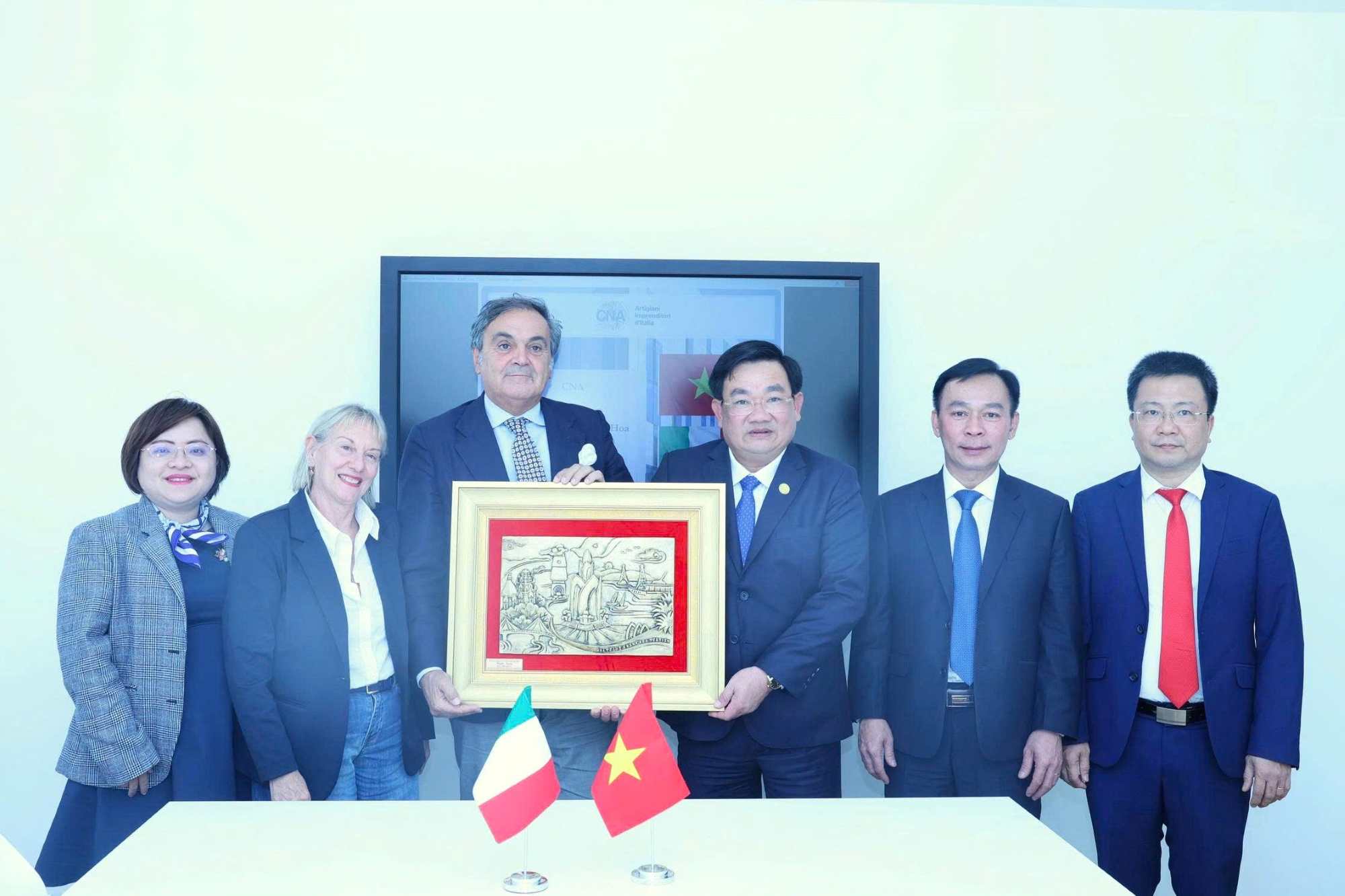 Khanh Hoa organizes a tourism promotion conference for Italian businesses and partners. Photo: Nguyen Phat