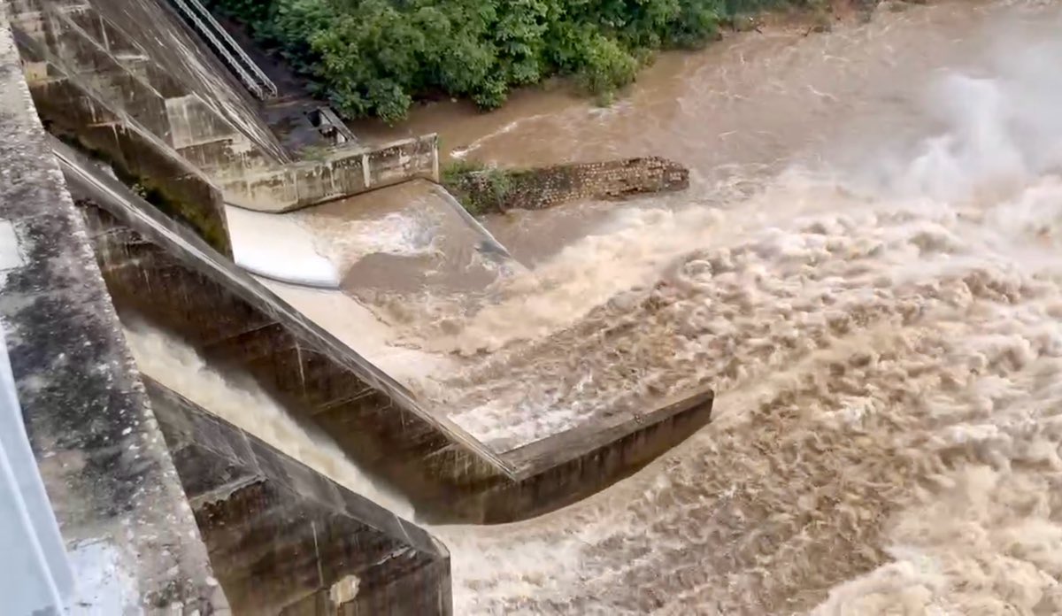 Dieu tiet nuoc qua tran ho Long Song o Lam Dong. Anh: Duy Tuan