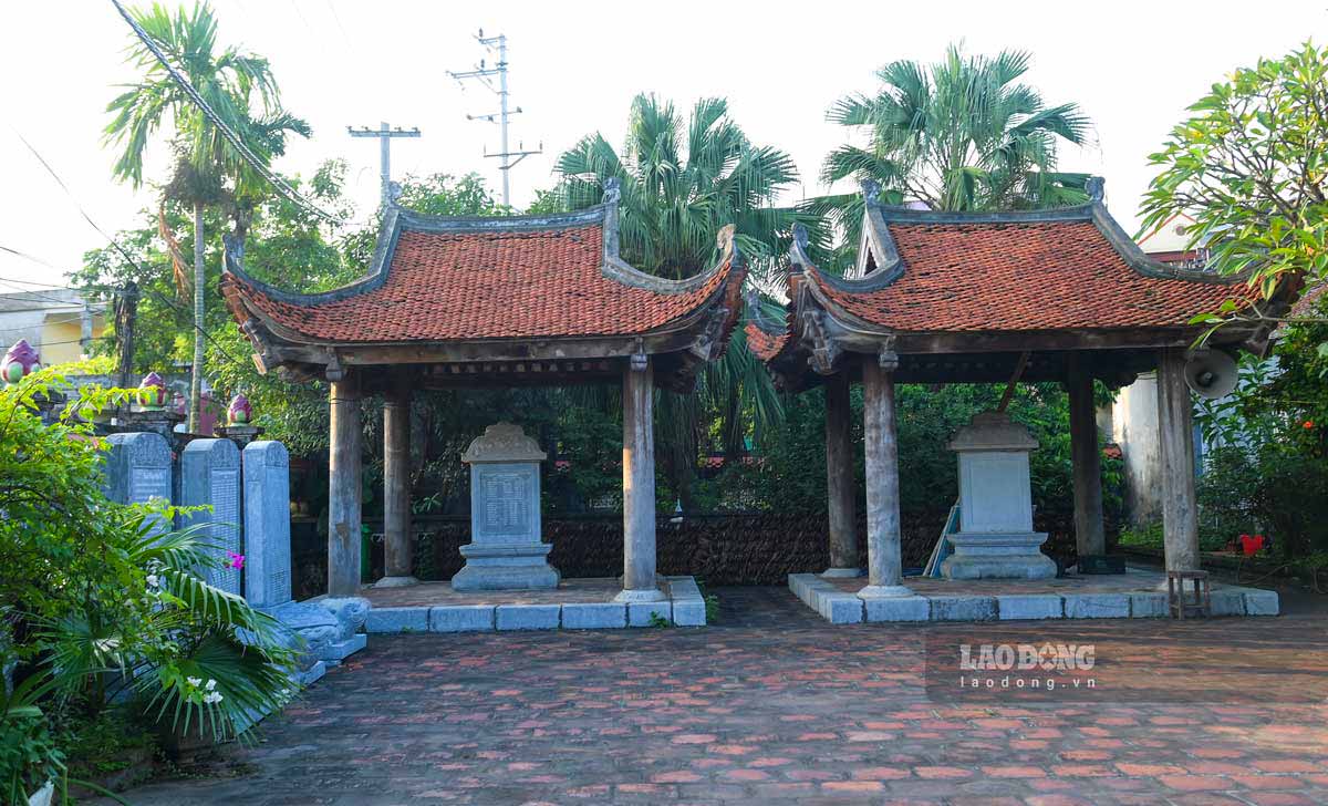 Tai dinh lang Hanh Thien co cac van bia ghi danh cac giao su, tien si.