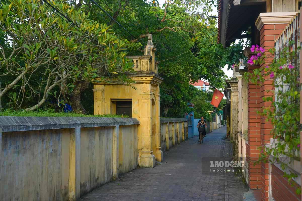 Tu bao doi nay, lang Hanh Thien noi tieng ve truyen thong hieu hoc, khoa bang voi hon 200 tien si, nhieu ten tuoi xuat sac trong cac linh vuc.