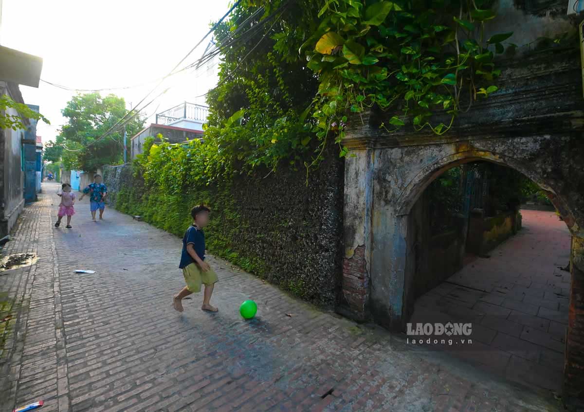 Khong chi noi danh lang khoa bang, suot nhieu nam nay ngoi lang nay con duoc biet den voi kien truc doc dao, dam net lang que vung dong bang Bac bo. Tuong bao ngoai cong duoc lam bang vo so cung co tuoi doi tram nam.