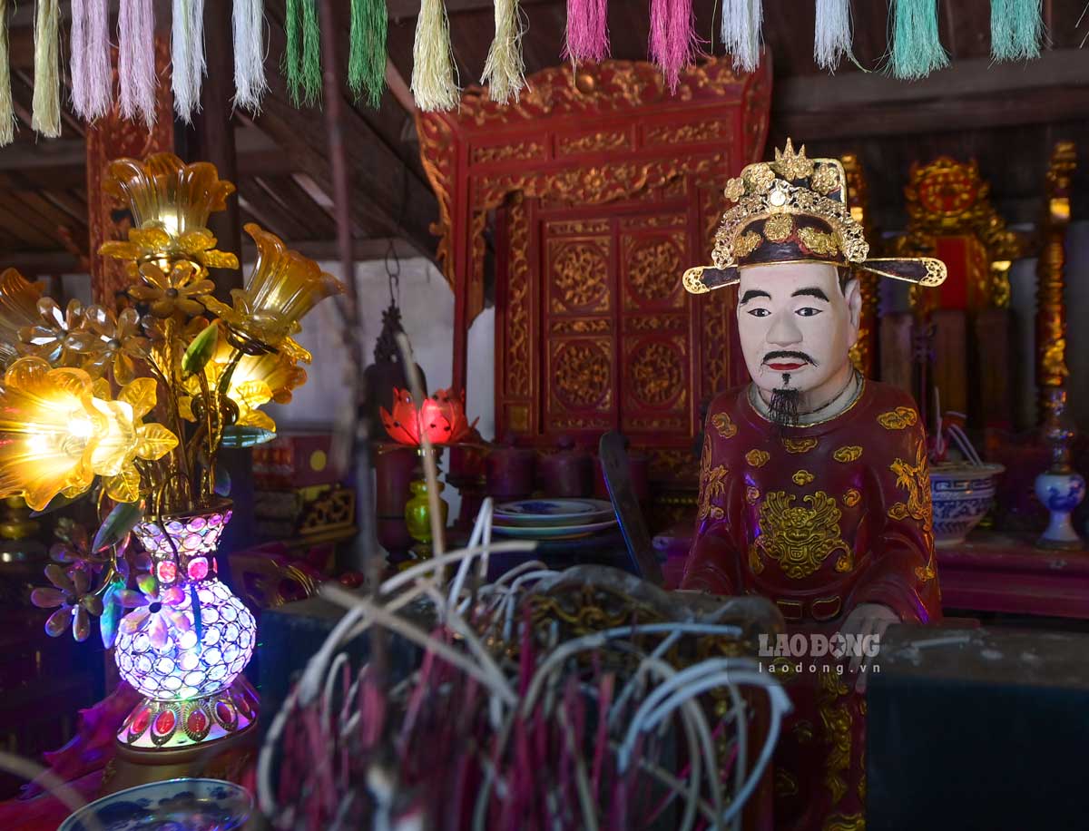 Ong Dang Vu Manh, nguoi trong coi tu duong ho Dang Xuan cho biet, ngoi nha nay duoc Tien si Dang Xuan Bang xay dung de o va day hoc sau khi ve huu. Ngoi nha lam hoan toan bang go lim, nam trong khu dat rong khoang 500m2. Du da trai qua hon 100 nam, cong trinh van giu nguyen ket cau nhu thuo ban dau.