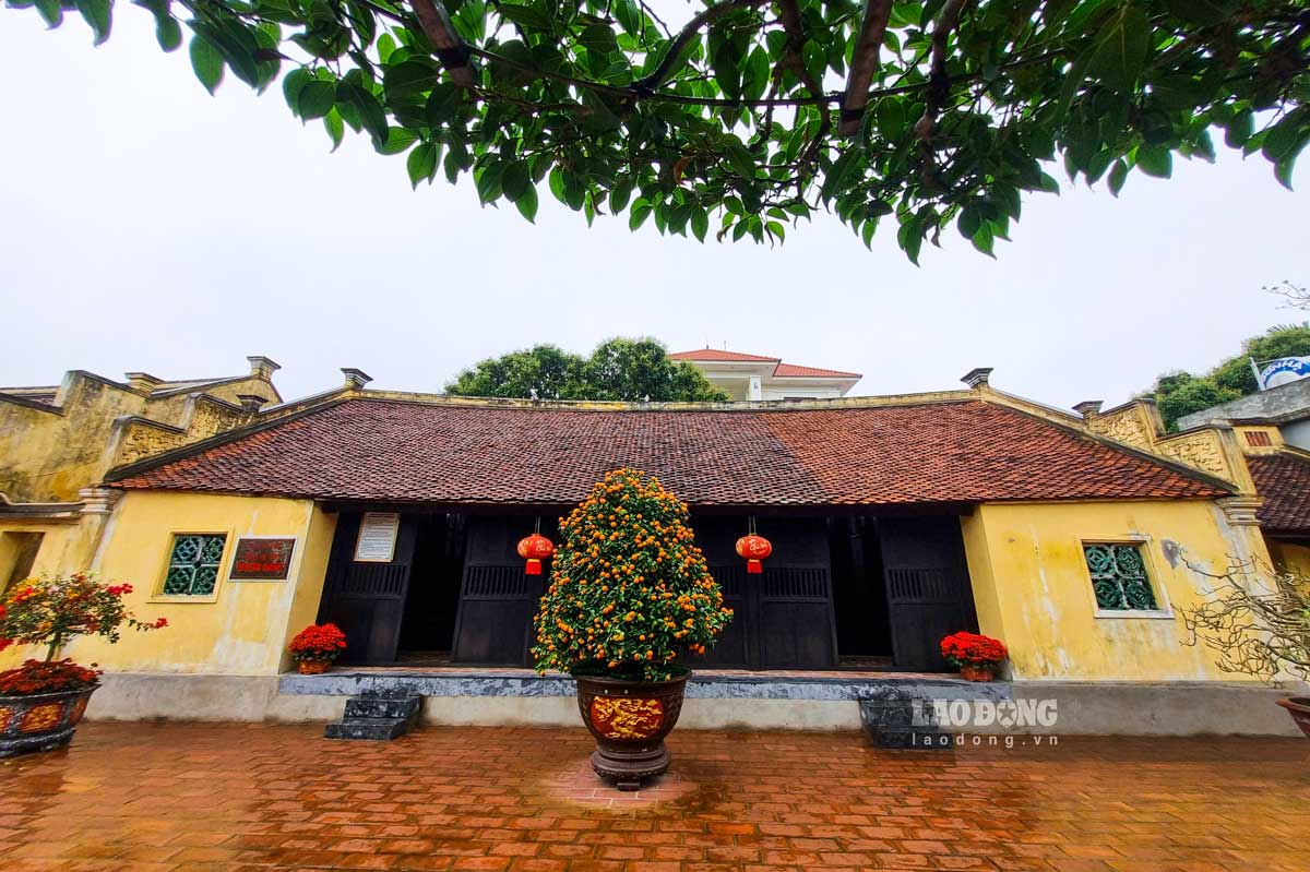 Dao mot vong quanh lang, dau dau cung bat gap nhung nep nha mai ngoi reu phong, nhuom mau thoi gian.