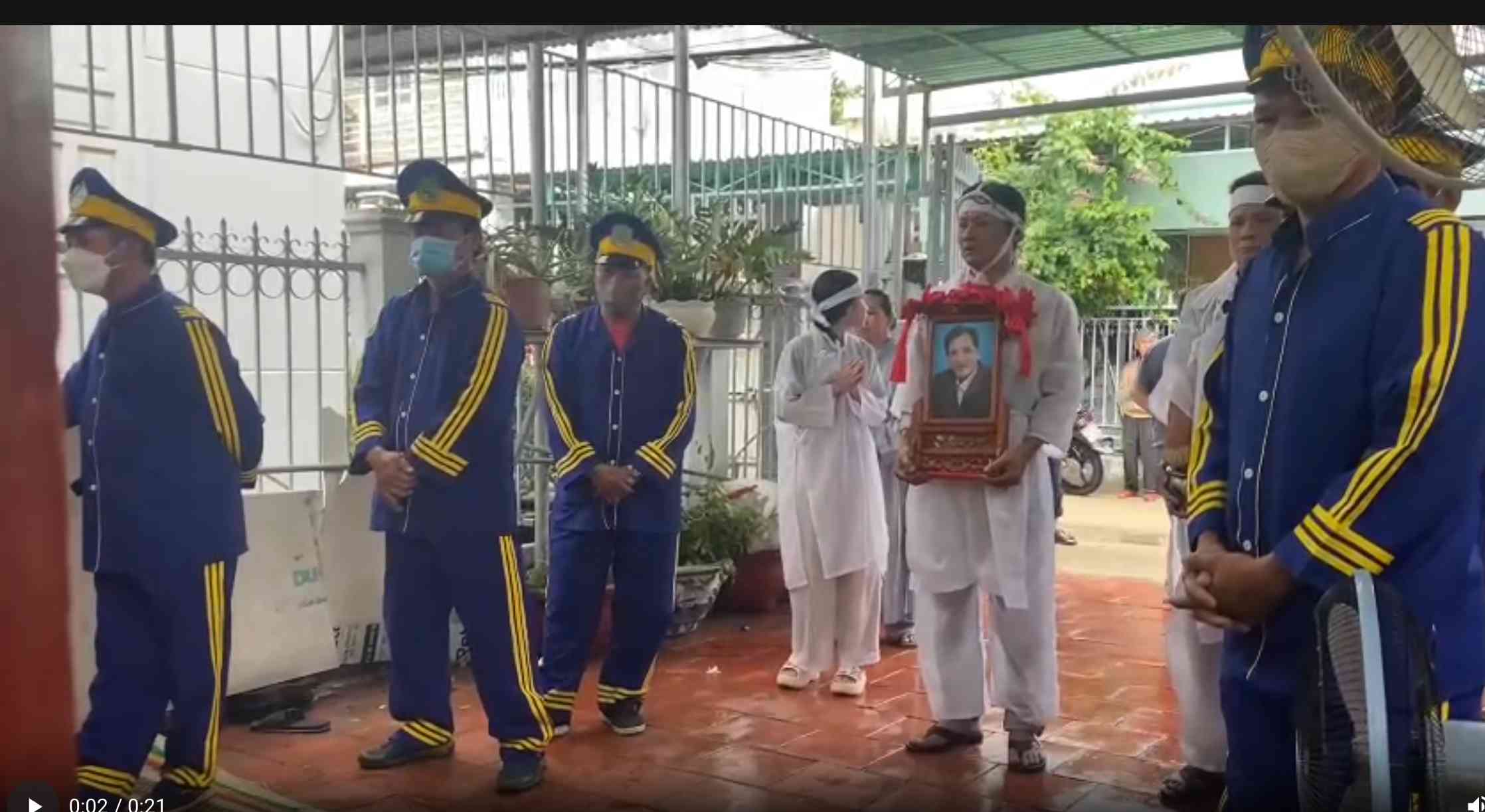 Gia dinh lam le dong quan cho nghe si Thuong Tin.