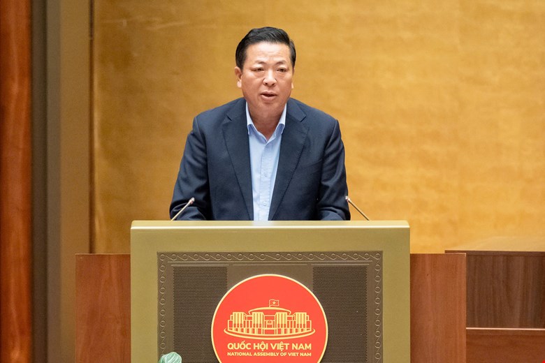 Minister of Construction Tran Hong Minh reported on the reception, explanation and revision of the Law on Civil Aviation of Vietnam. Photo: Quochoi.vn