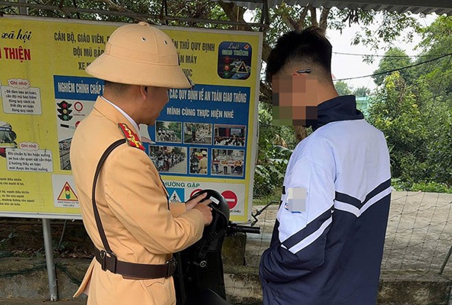 La policia de trafico inspecciona a 1 estudiante masculino. Foto: Departamento de Policia de Trafico