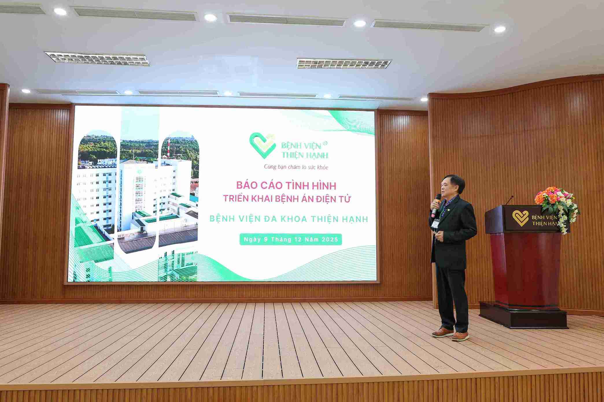 Viec chuyen doi so, so hoa du lieu se giup benh vien phuc vu nguoi dan tot hon. Anh: Bao Trung