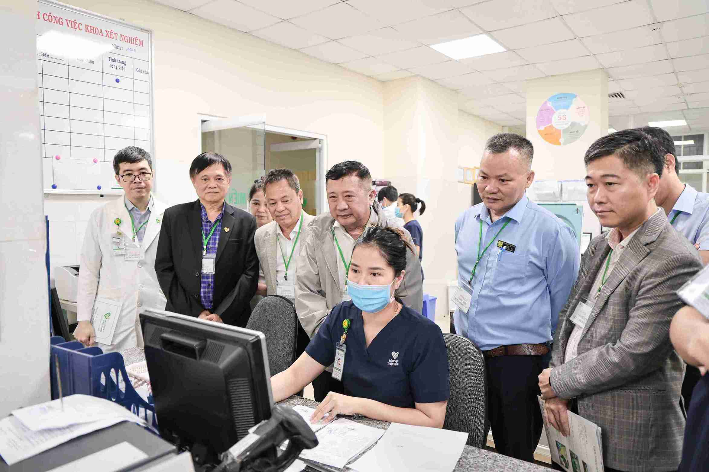 Thien Hanh General Hospital (Dak Lak province) organizes the appraisal of electronic medical records. Photo: Bao Trung